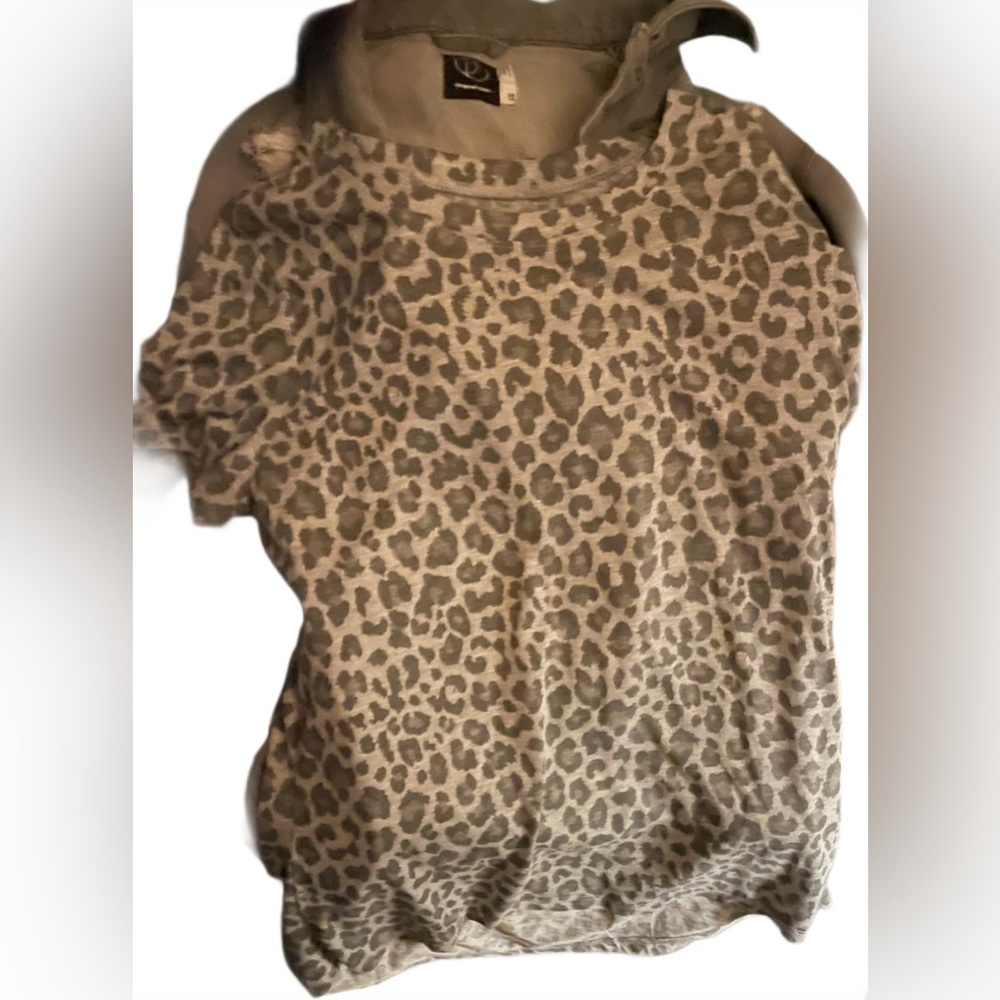 While outfit gray jean jacket grey leggings and leopard print top